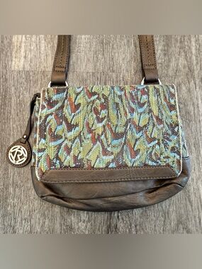 RELIC Crossbody Bag Earth Tones tapestry-like flap purse logo Metal hang tag EC